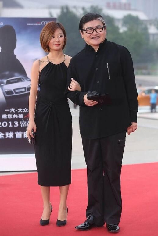 穿衣搭配 刘欢携女儿走红毯,刘欢白发抢镜,女儿穿挂脖裙配短发气质太高级