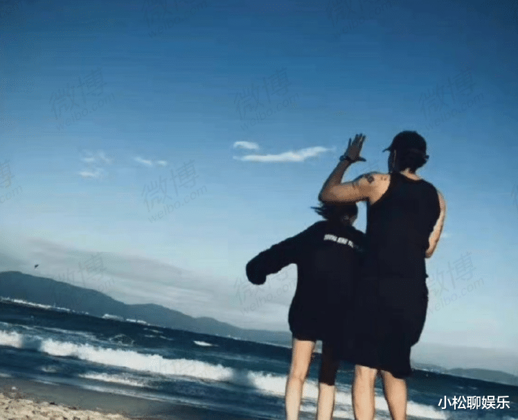 黄子韬|黄子韬带徐艺洋同好友聚餐，二人举止亲密，黄子韬否认已脱单