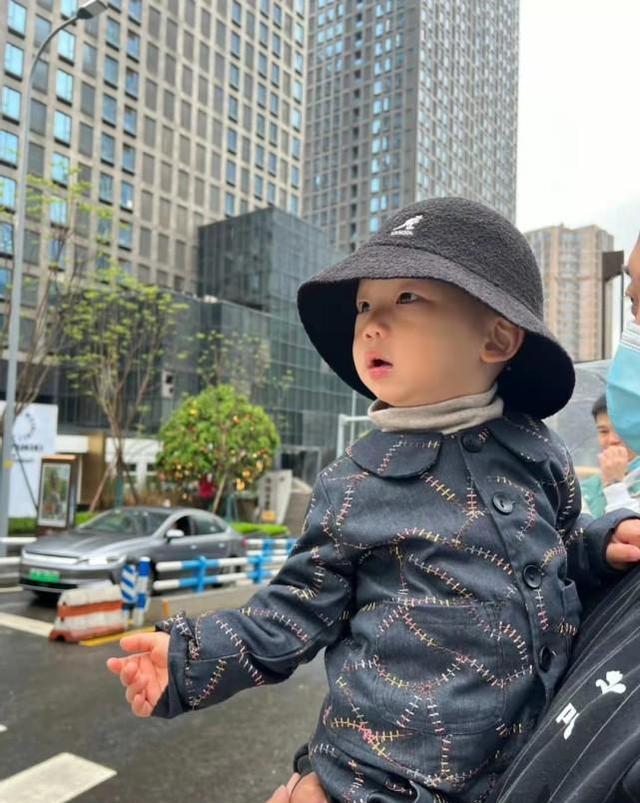 杨丽萍|GAI妻子王思然晒出近况，一家三口超甜蜜，小柚子和父亲越来越像