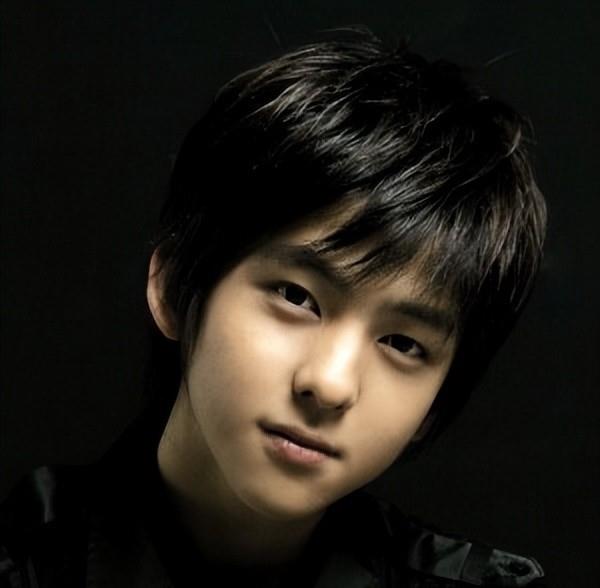 金起范|SJ起范俊秀美男脸蛋爆红，34岁挺过发胖岁月变熟男私下蓄胡照超帅