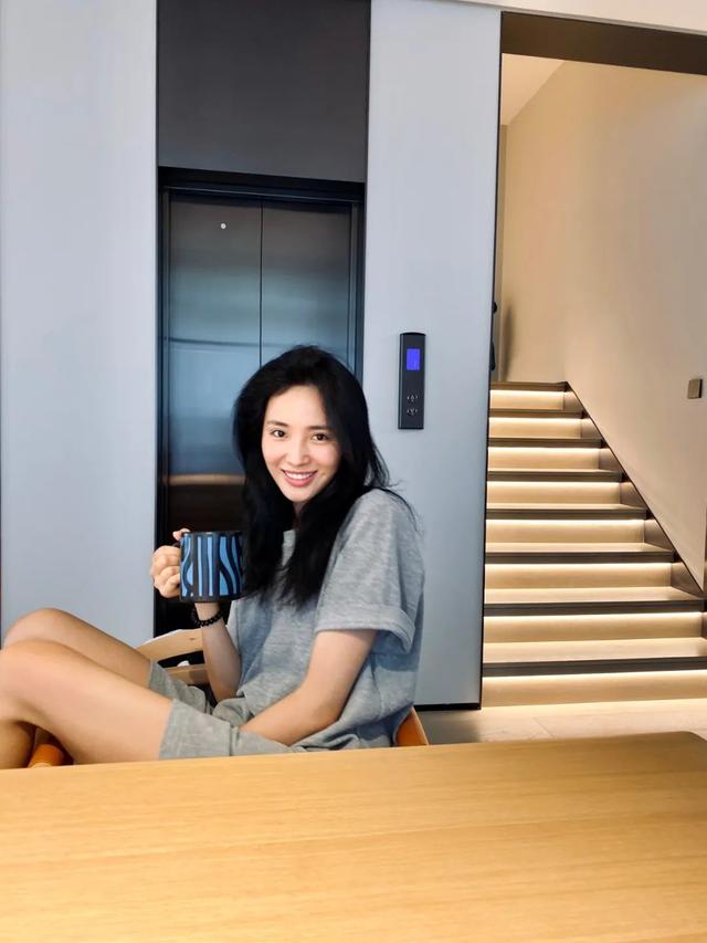 浪姐王紫璇的豪宅曝光!室内自带电梯、摆满潮玩,装修品味一绝