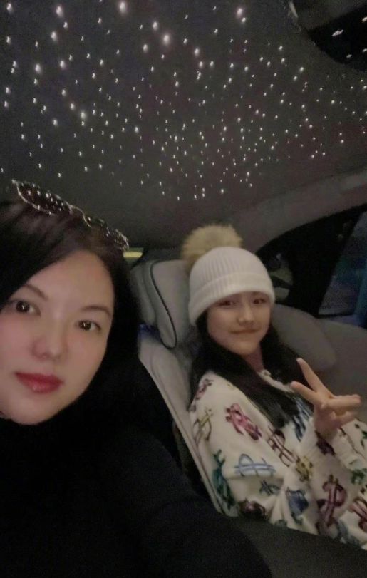 王诗龄|王诗龄晒国外日常,乘坐价值千万豪车出行,提上万手袋被质疑炫富