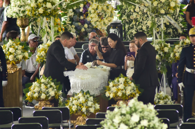 贝利|贝利遗孀,一身黑裙配长发出席葬礼仪式,拿纸巾擦泪“楚楚动人”