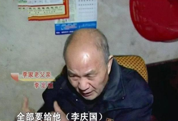 老人拆迁分5套房,儿子三套,两个女儿各一套,儿子不满暴打母亲