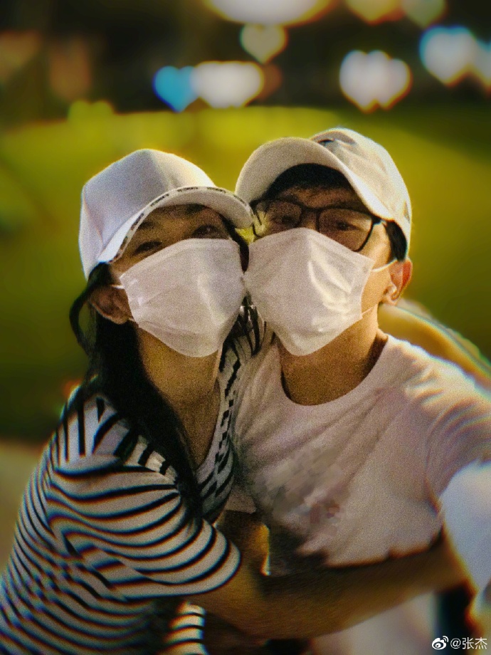 谢娜|张杰谢娜拍广告好甜蜜，仨女儿同时探班，跳跳俏俏乖巧小咘芽顽皮