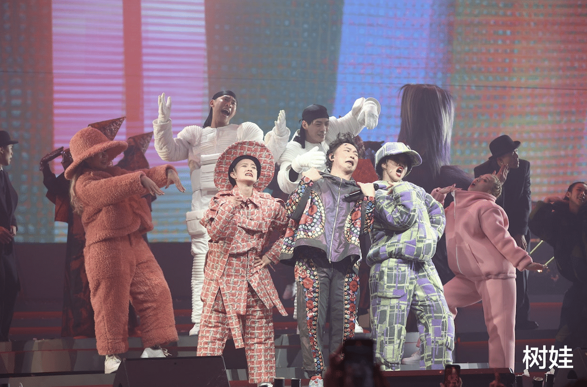陈奕迅|陈奕迅演唱会座无虚席，连唱30首歌冷门曲偏多，甘比舒淇兴奋狂呼