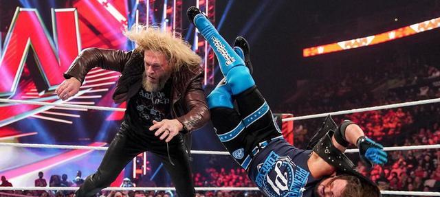 wwe|WWE爆裂震撼战报：重磅冠军易手，审判日添新成员，罗曼家族笑了