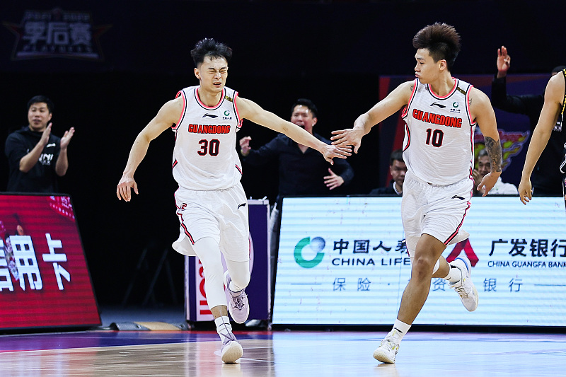 广东男篮|15分7板11助！接过广东男篮大旗，拥抱对手温馨一幕，可昂首离场