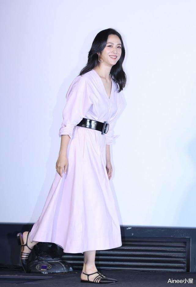 汤唯气质没咋变，穿衬衫裙配腰带身姿绰约，肌肤状态挺好的