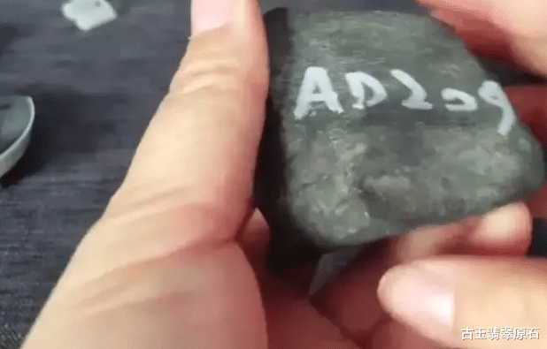 翡翠|帅哥瞒着女朋友花2万拿下的翡翠原石,竟切出“极品”墨翠,真的是太幸运了!