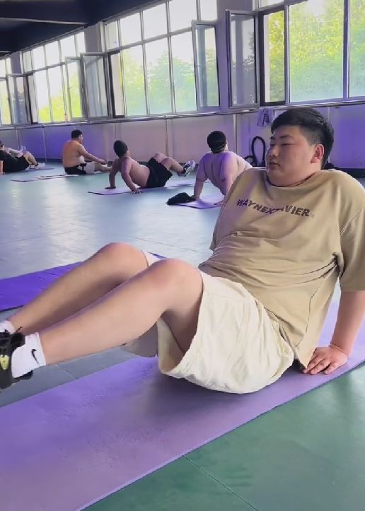 陈萌|大衣哥与新儿媳罕见同框，陈萌模样大变认不出，更像朱单伟的姐姐