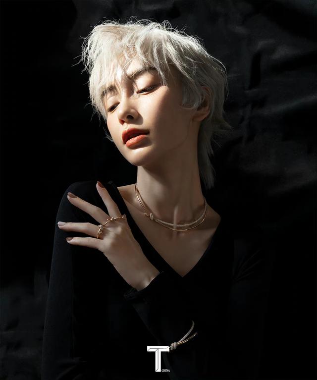 Angelababy Angelababy银色短发造型,全新突破,妥妥的二次元撕漫少年感