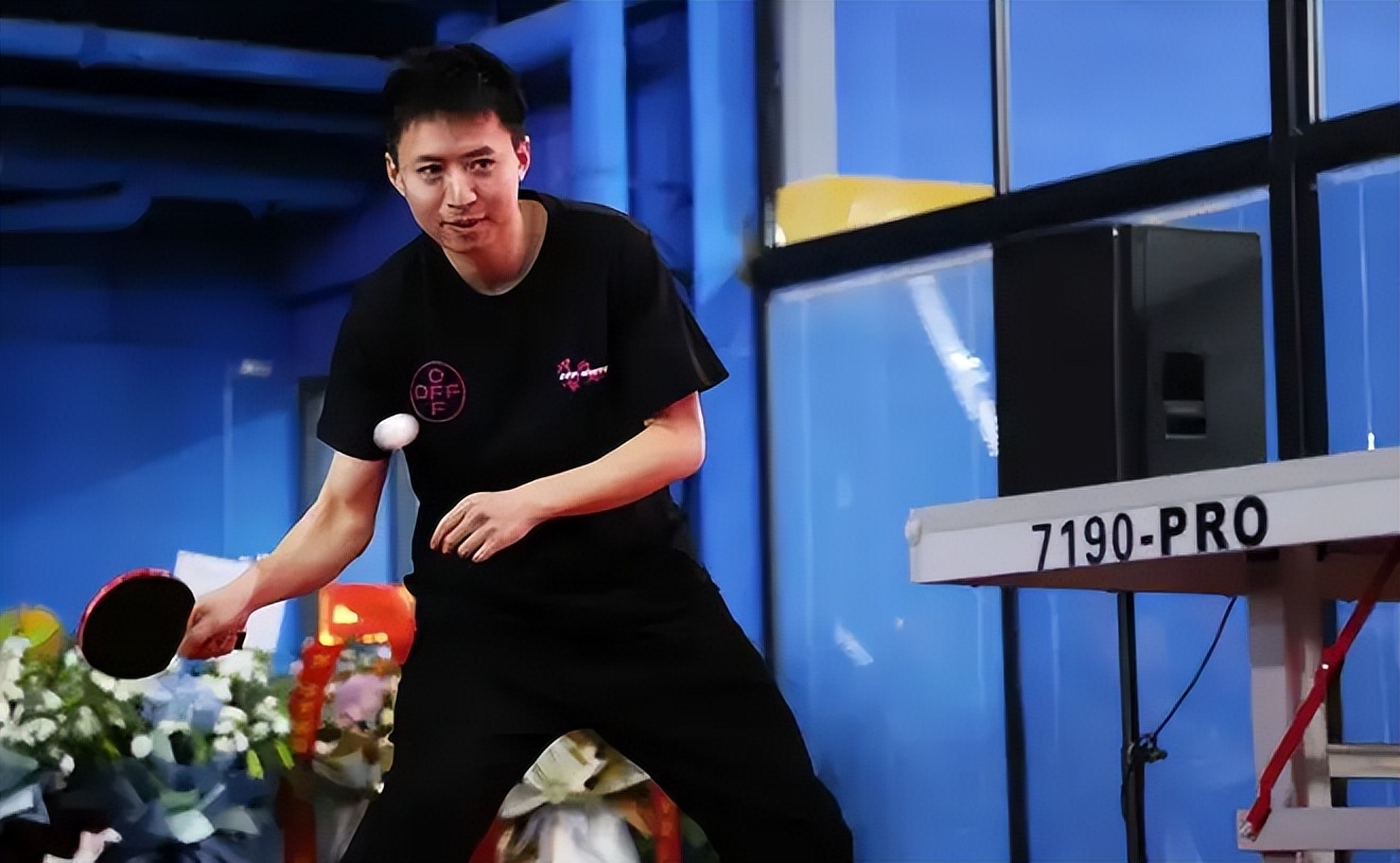 教练|国乒名将当教练，1000元1节课惹争议，网友：你师傅教还差不多
