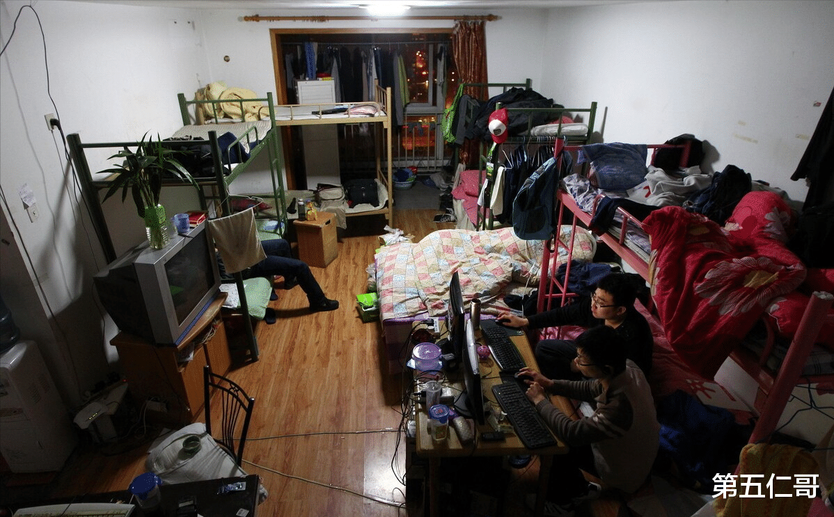 万达|穷人在上海只能住得起群租房,一室住满22人满为患底层心酸谁能懂