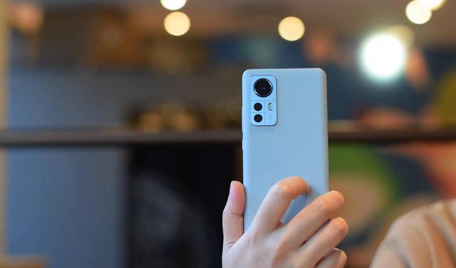 雷军做出很大“牺牲”，小米12Pro降1700，毫无高端机架子