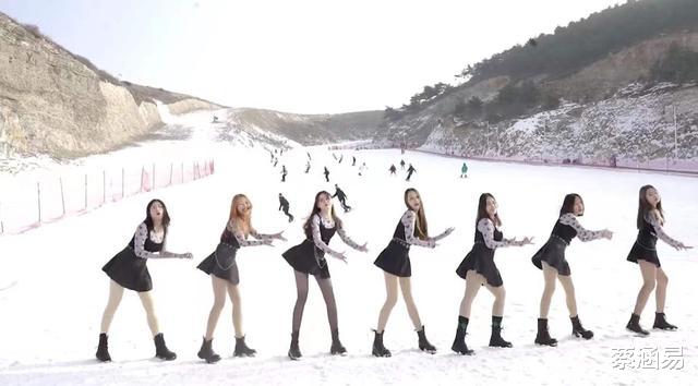 女孩|妙龄女孩结伴穿短裙在滑雪场跳舞，意外却不期而至，网友：结局令人舒适