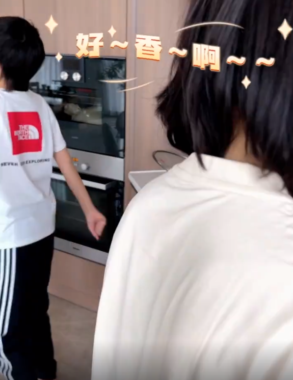 董洁|42岁董洁居家下厨！素颜出镜法令纹明显，13岁儿子顶顶出镜超捧场