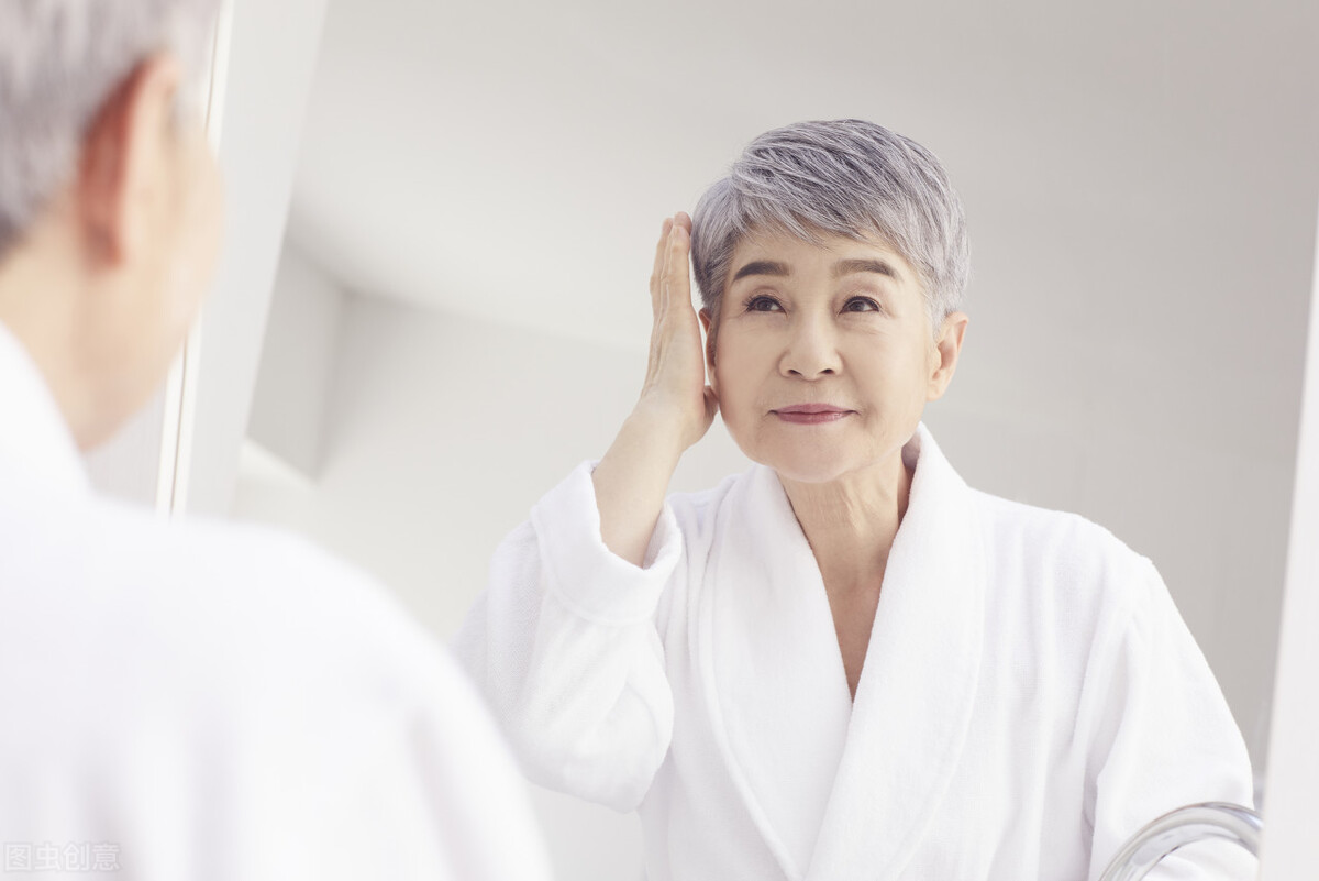 马尾辫 烫发伤发，染发伤头皮，老年人不烫不染又好看的发型有哪些？