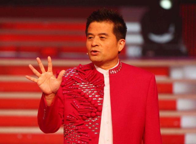 孔雪儿|63岁毕福剑近况曝光！满脸浮肿双目无神，被亲侄子拉着当“背景板”