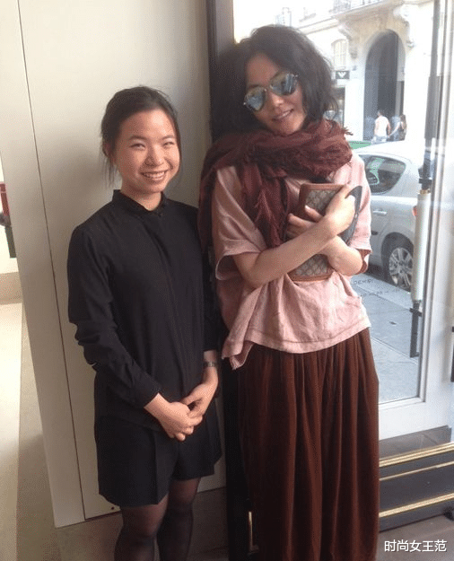 蔡文静|王菲不当明星当普通人！穿老式大妈裙打扮这么俗套，气质还是高级