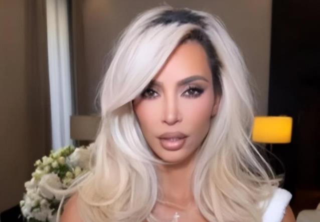 金·卡戴珊|卡戴珊好可爱，闪耀米兰，大出风头，带着女儿参加活动，无视侃爷