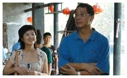 张泉灵|张泉灵：曾是央视一枝花，低调嫁大18岁李铁为妻，如今生活幸福