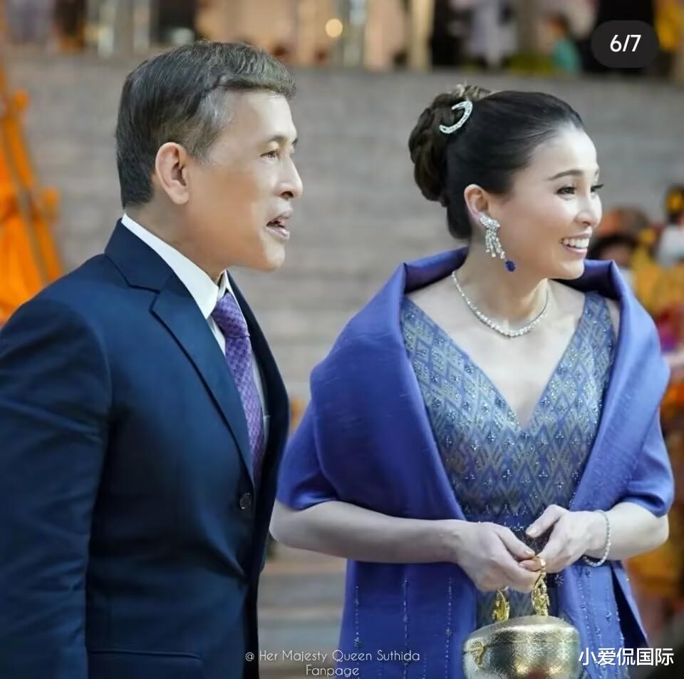 |压力大,素缇达穿无袖礼服小腹略显隆起,同拉玛十世秀恩爱略尴尬