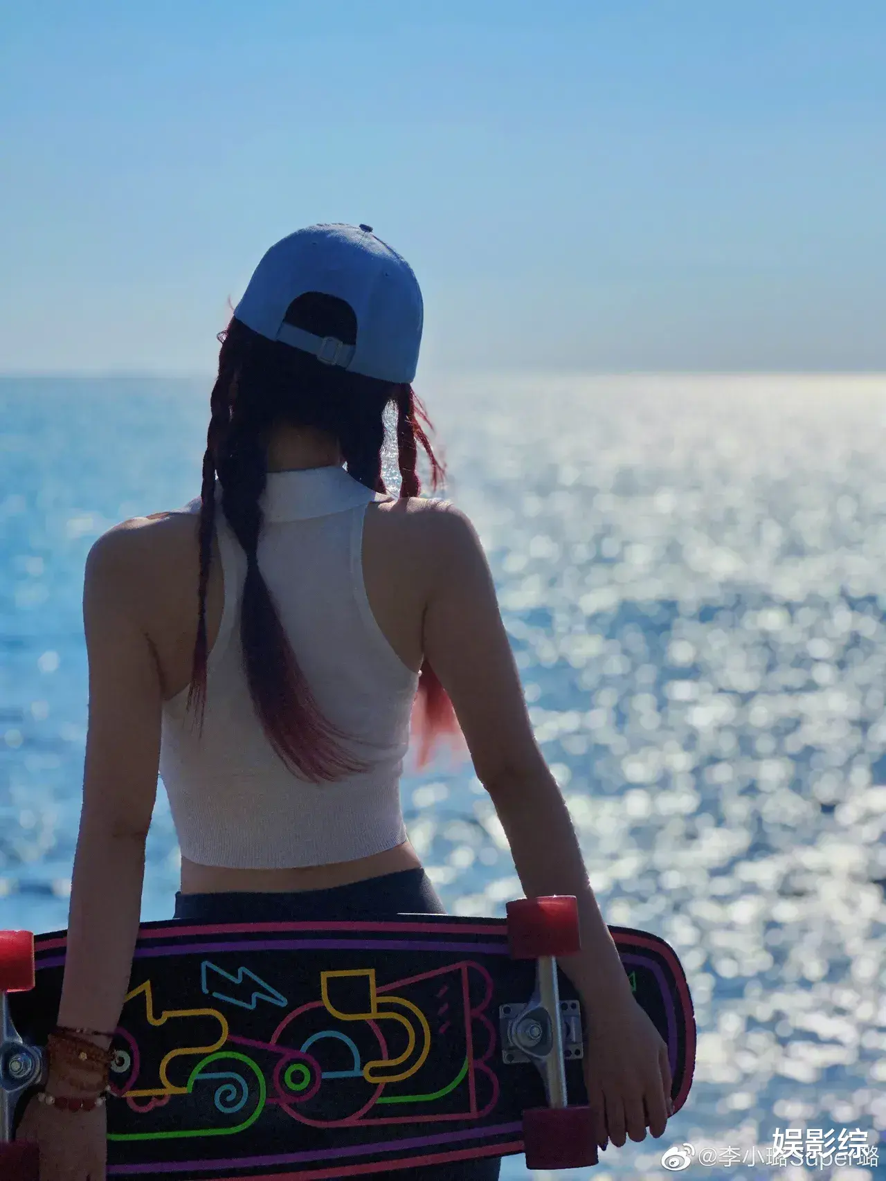 李小璐|李小璐晒海边照：小背心配瑜伽裤，露出平坦小腹，扎麻花辫似少女