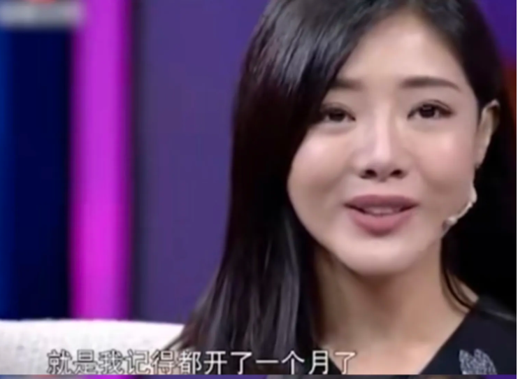 邓家佳|主持人问邓家佳：“听说你以前开火锅店连续亏损，一个月开支要多少啊？”