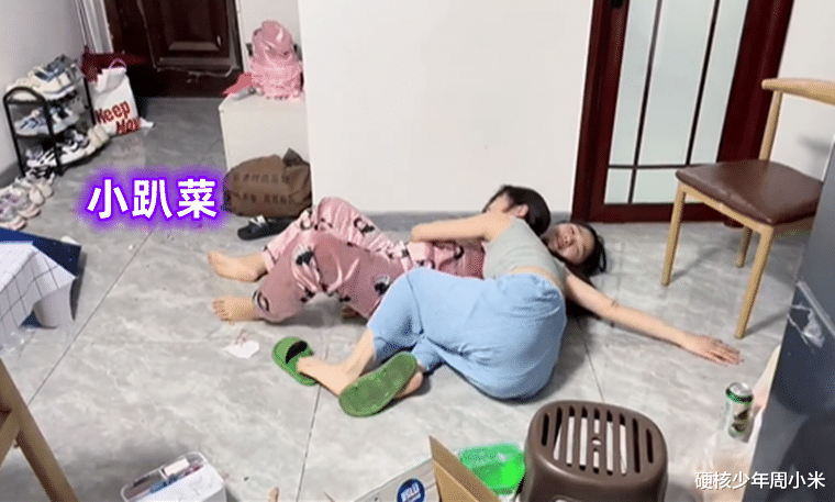以后别喝那么多了!女子穿搭清凉醉倒在路边,路人看到忍不住心疼