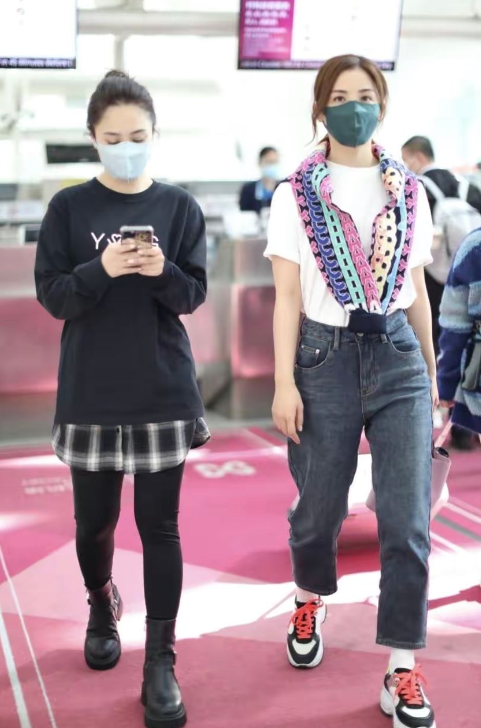 周洁琼|阿娇阿Sa合体出行，虽然都是穿白衣配阔腿裤，气质却完全不一样