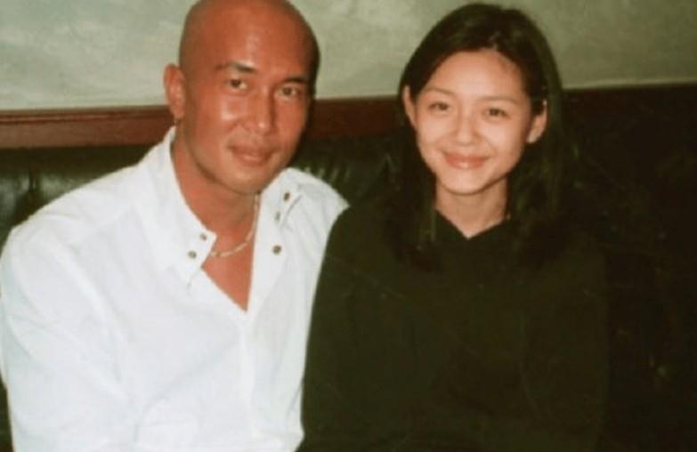 小S|小S跳热舞欢迎新姐夫,头包塑料袋舞姿浮夸搞怪,家中空间好拥挤