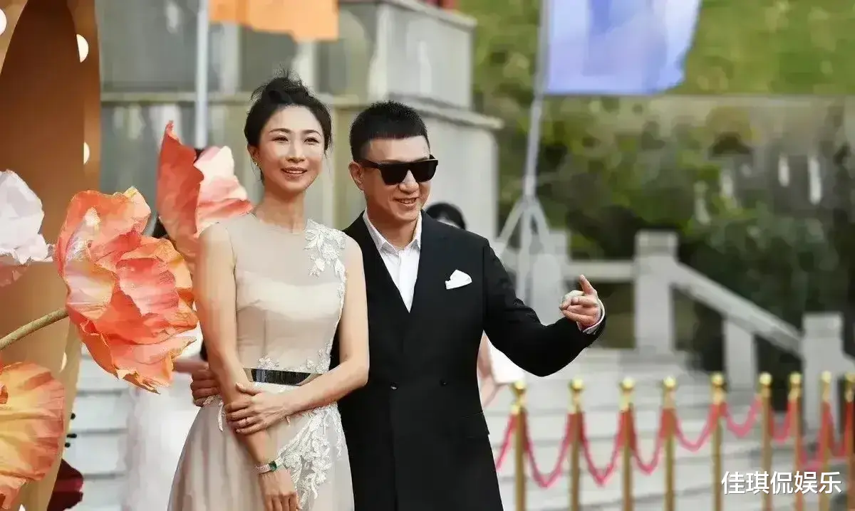 孙红雷|孙红雷罕见携小15岁娇妻亮相，身材高挑状态好，气质优雅力压那英