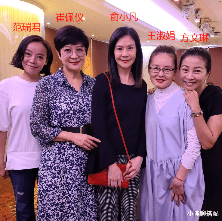 自然老去的俞小凡：穿衣要有花，裙摆过膝，58岁依然优雅大方