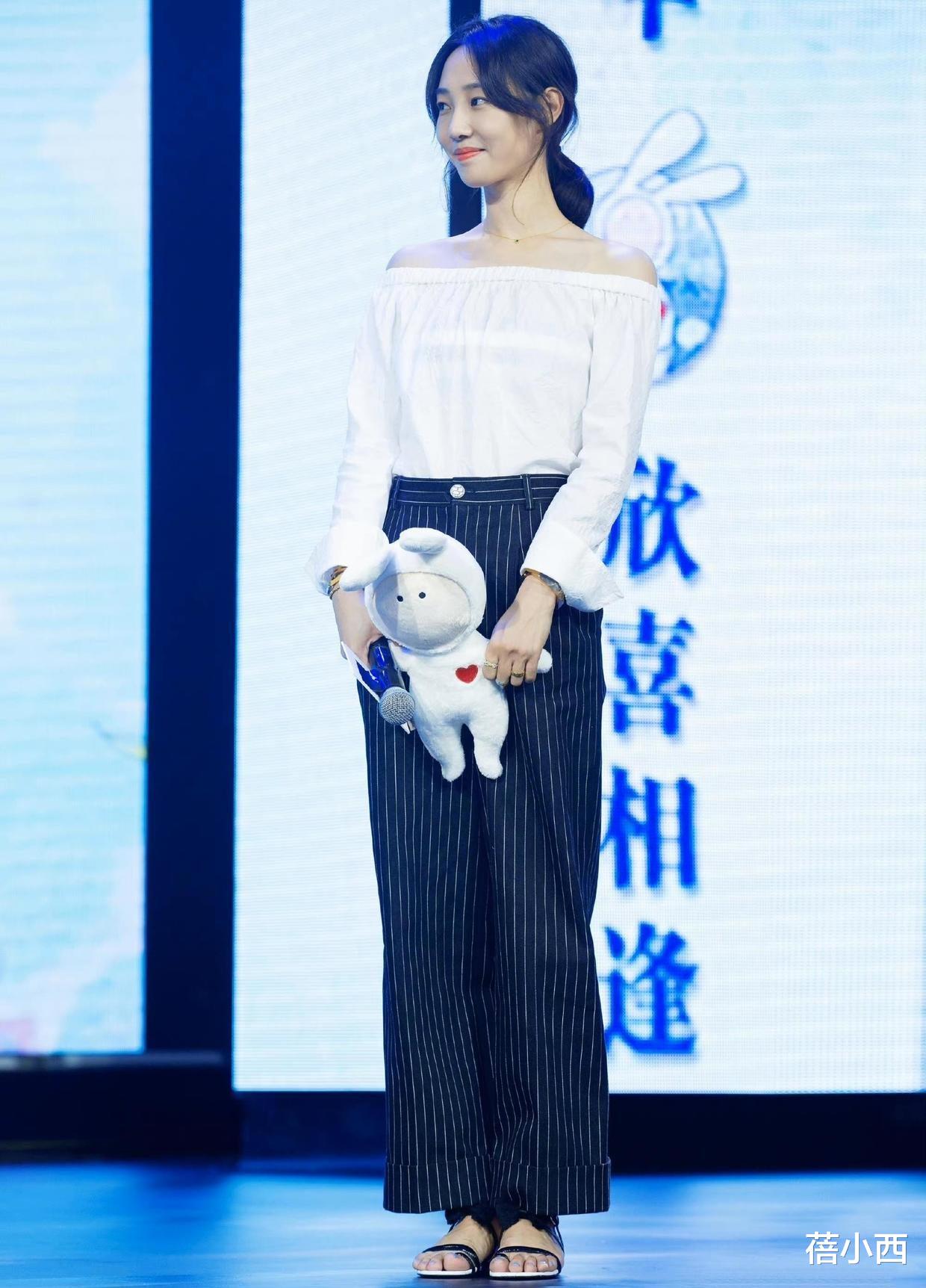 连衣裙 “白百何”穿衣真高调，穿黑色连衣裙露肩还露腿，性感得不行