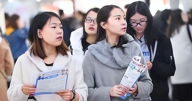 大学生|“抱歉,上网课的毕业生我们不招”,谁来为当代大学生的就业难买单?