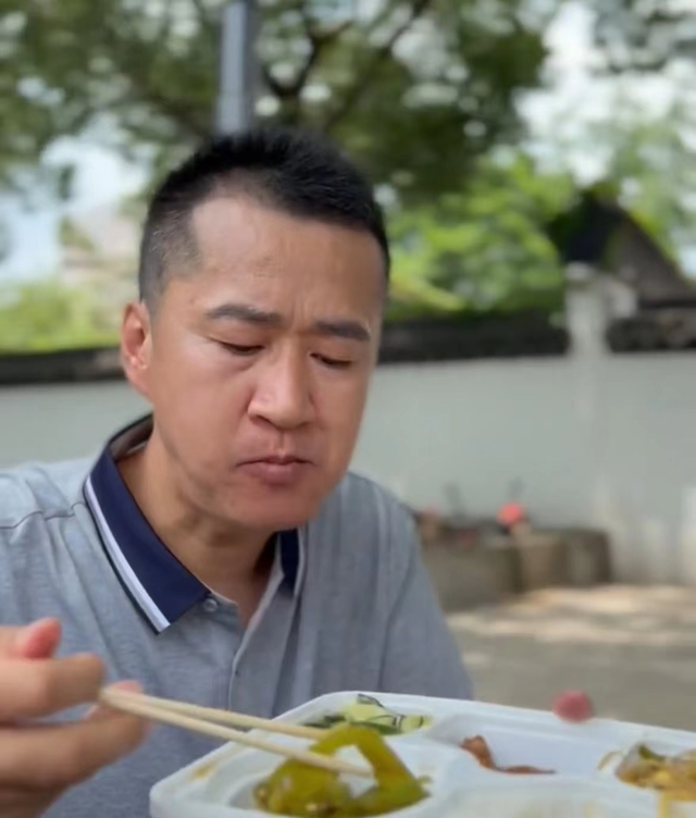 王鸥|演员李嘉明蹲路边吃剧组盒饭,边讲话边喷饭菜,满嘴油光不顾形象