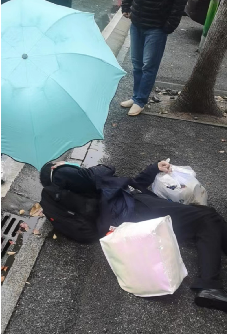 “撑伞市民”，讲述参与武汉街头救人故事：两位医生才是真英雄！还有一把伞想还