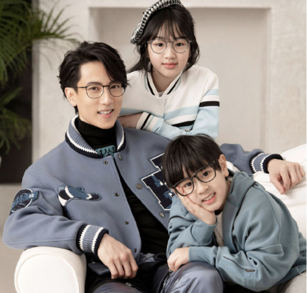 吴尊|42岁吴尊携一双儿女拍写真，女儿像妈儿子随爸，三人同框似兄妹