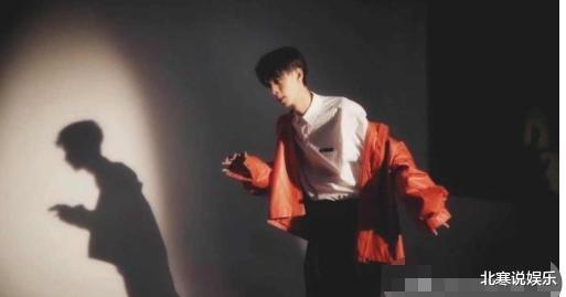 秦霄贤|德云社当红演员秦霄贤又陷风波,节目唱歌被指侵权,原唱要求道歉