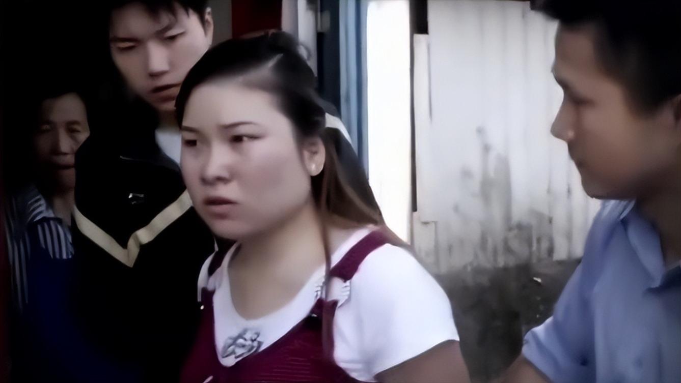 2011年湖北19岁女孩，3年结了6次婚，丈夫们齐聚派出所，场面一度失控