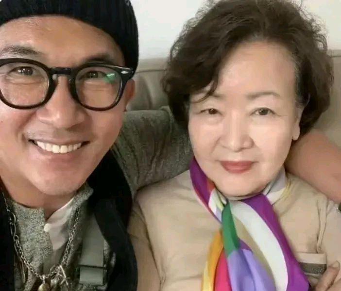 苗苗|具俊晔透露给大S家孩子包红包,徐妈妈亲自给他包水饺,其乐融融