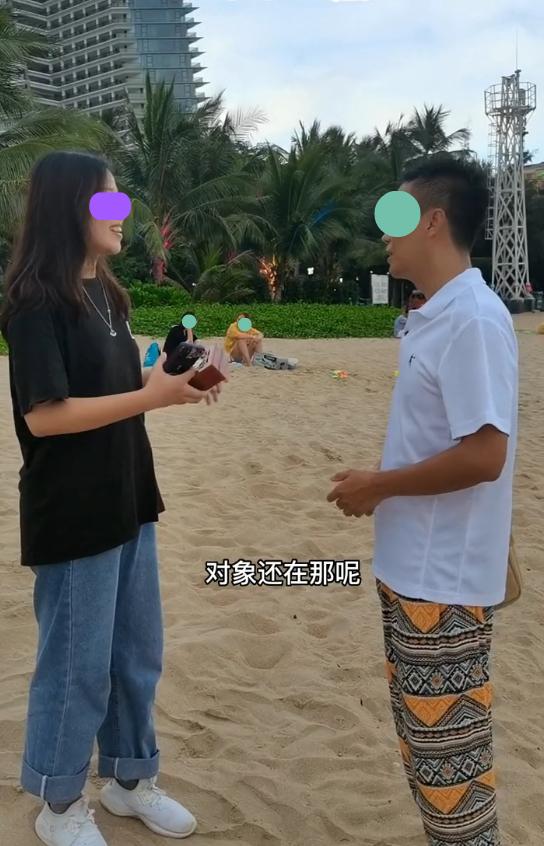 男子给陌生女子送礼物,女子收下礼物后表示:我男友在家等我呢