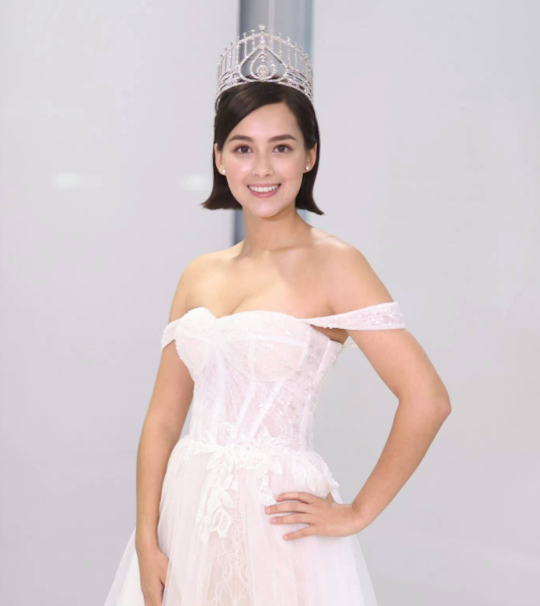 香港小姐|27岁港姐冠军素颜出镜吓坏网友，皮肤黝黑，与电视上差别巨大