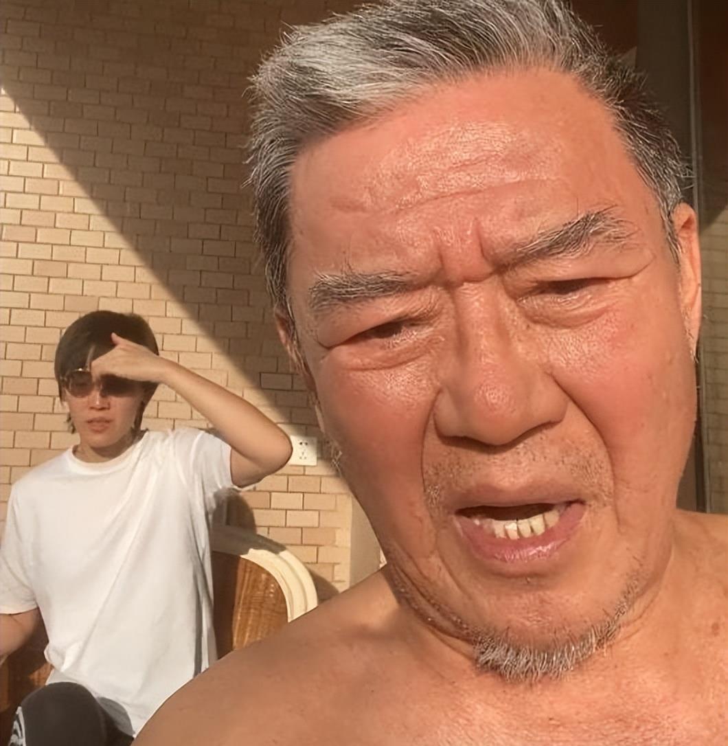 李立群|李立群光膀子晒太阳，脸部通红说话粗喘，身后女儿撩衣动作引争议