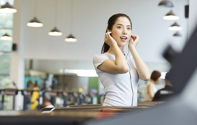 白领一族，如何保护好自己的颈椎？要做好4点，两种美食