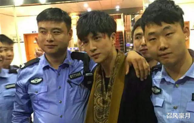 王乐君|如何跟警察合影才不像犯人？连马云都错了，成龙的方式才标准