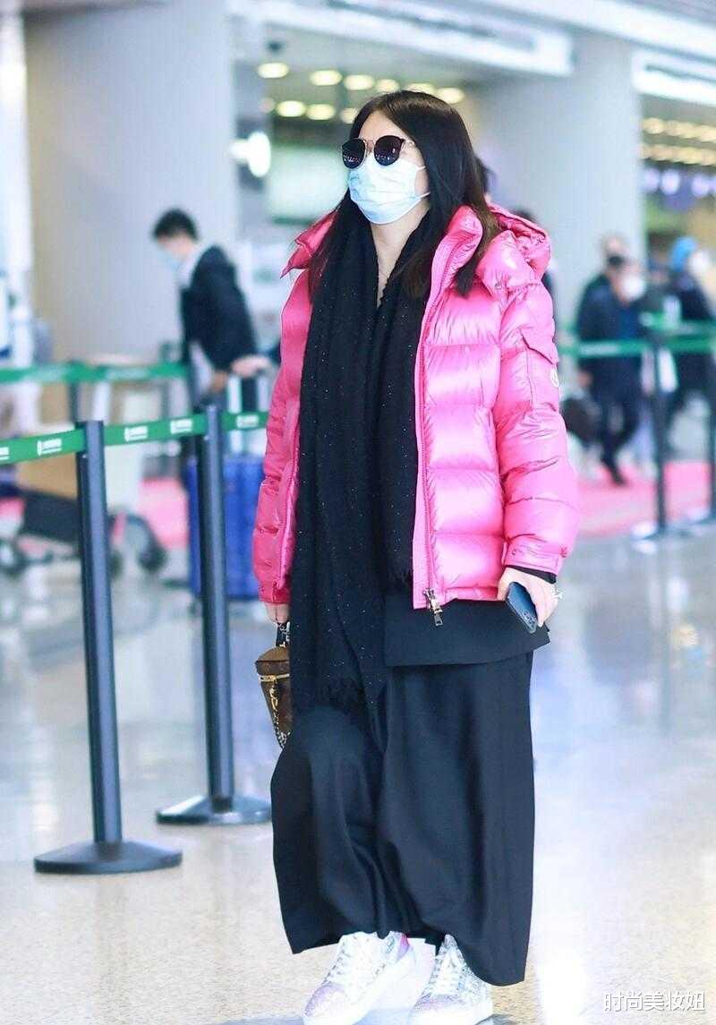 李湘|李湘机场造型又翻车,穿玫红色羽绒服配连衣裙,臃肿又显老
