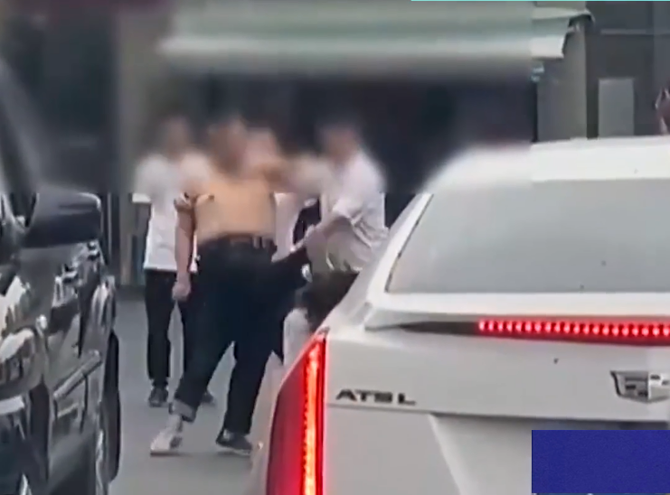 嚣张女司机乱停车,暴躁保安上来就是一顿猛踹:我可不惯着她