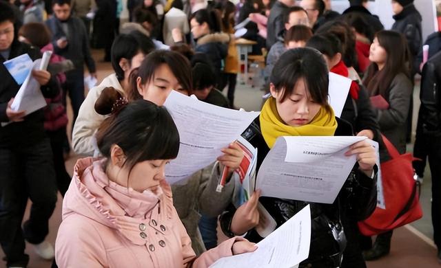 大学|大学4年花了15万,父母含泪哭诉,毕业薪资每月到手才3000元